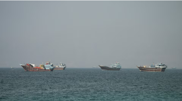 Giao thông qua eo biển Hormuz chậm lại sau khi một tàu bị tấn công