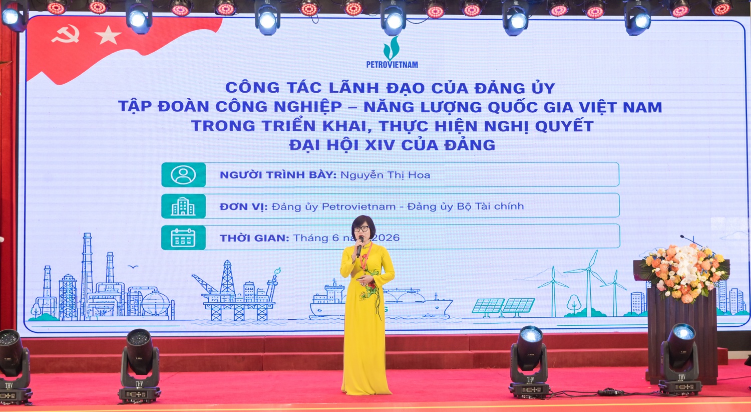 Đồng chí Nguyễn Thị Hoa - Ủy viên Ban Chấp hành Đảng bộ, Phó Chủ nhiệm Thường trực Ủy ban Kiểm tra Đảng ủy Petrovietnam trình bày