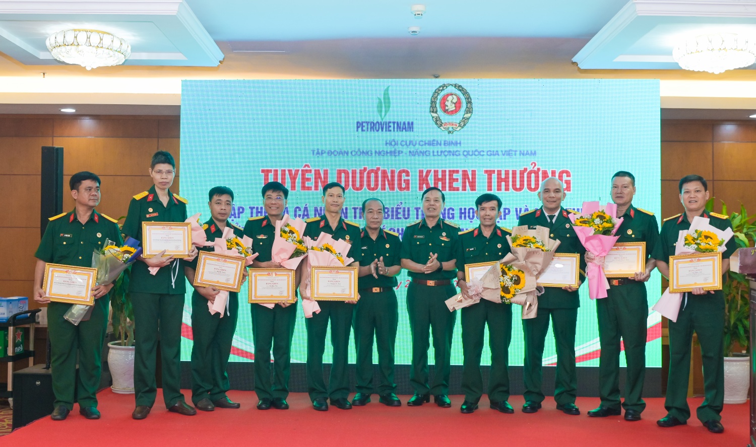Hội Cựu chiến binh Petrovietnam trao Bằng khen cho các tập thể, cá nhân có thành tích xuất sắc trong nghiên cứu khoa học, cải tiến kỹ thuật, ứng dụng sáng kiến vào thực tiễn, góp phần nâng cao hiệu quả sản xuất kinh doanh và lan tỏa phong trào thi đua sáng tạo trong toàn Hội. Hội Cựu chiến binh Petrovietnam trao Bằng khen cho các tập thể, cá nhân có thành tích xuất sắc trong nghiên cứu khoa học, cải tiến kỹ thuật, ứng dụng sáng kiến vào thực tiễn, góp phần nâng cao hiệu quả sản xuất kinh doanh và lan tỏa phong trào thi đua sán