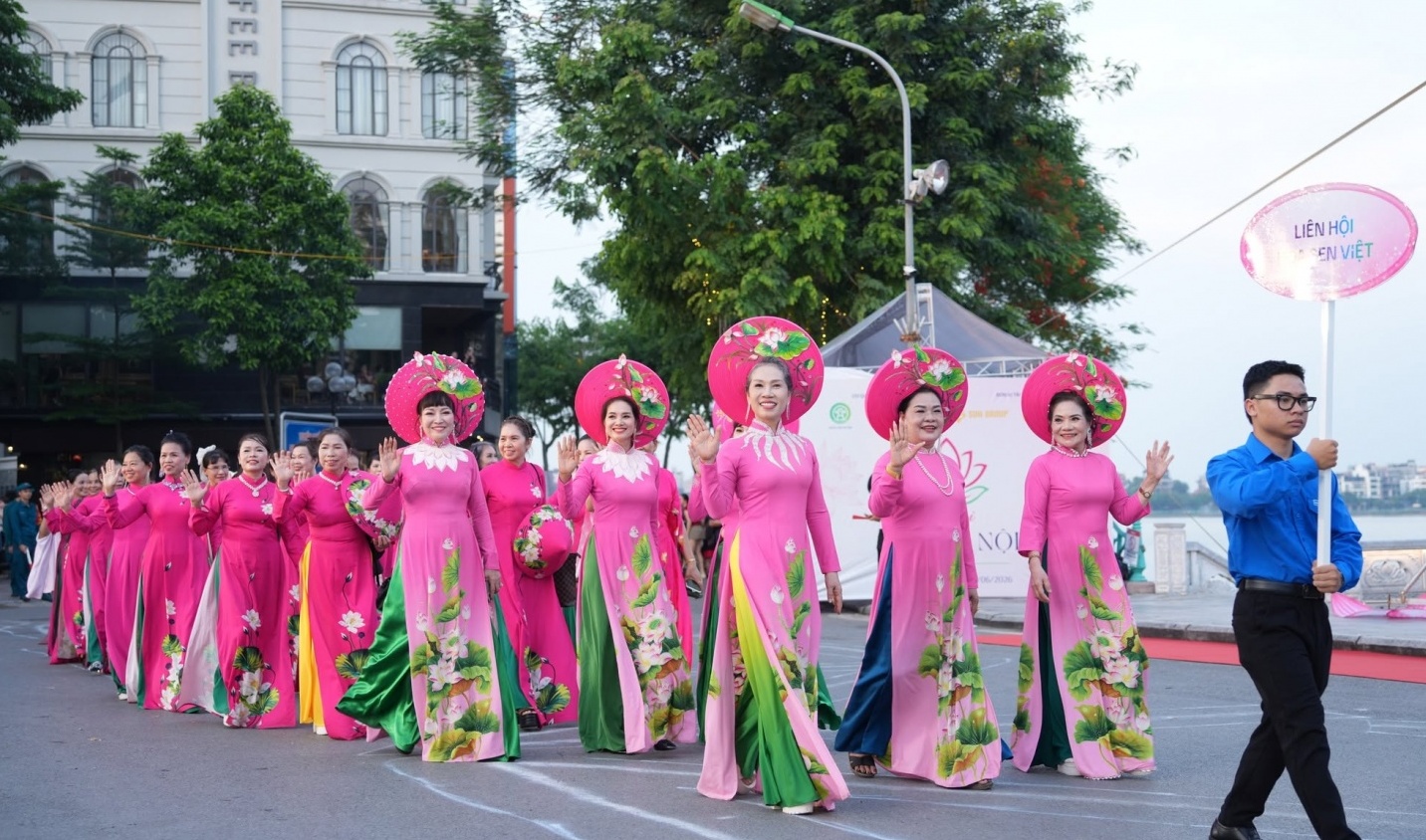 2.000 tà áo dài kể câu chuyện “Sắc Sen Tây Hồ - Hà Nội”