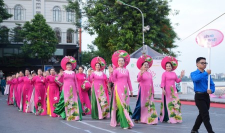 2.000 tà áo dài kể câu chuyện “Sắc Sen Tây Hồ - Hà Nội”