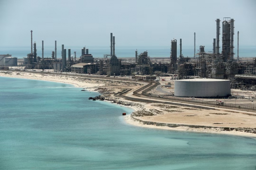 Toàn cảnh nhà máy lọc dầu và trạm tiếp nhận dầu Ras Tanura của Saudi Aramco tại Ả Rập Xê Út Toàn cảnh nhà máy lọc dầu và trạm tiếp nhận dầu Ras Tanura của Saudi Aramco tại Ả Rập Xê Út