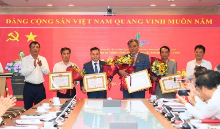 [VIDEO] PV Power tổ chức trao Huy hiệu 30 năm tuổi Đảng cho đảng viên