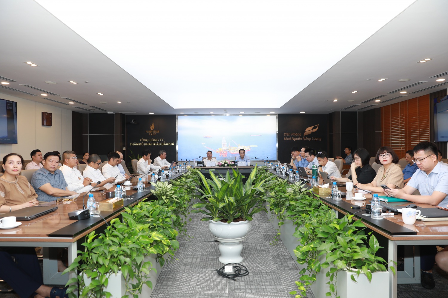 Đảng ủy Petrovietnam học tập, quán triệt Nghị quyết số 10 NQ/TW của Bộ Chính trị