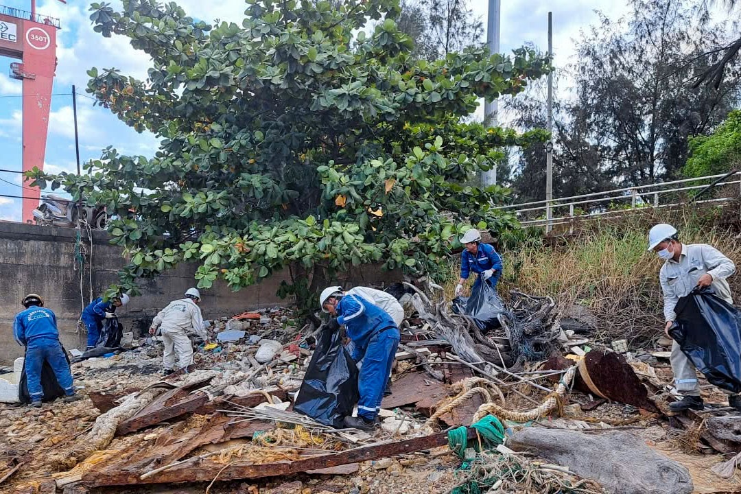 Hưởng ứng hoạt động vì môi trường, PVSM tổ chức sinh hoạt chuyên đề và ra quân vệ sinh nhà máy Hưởng ứng hoạt động vì môi trường, PVSM tổ chức sinh hoạt chuyên đề và ra quân vệ sinh nhà máy