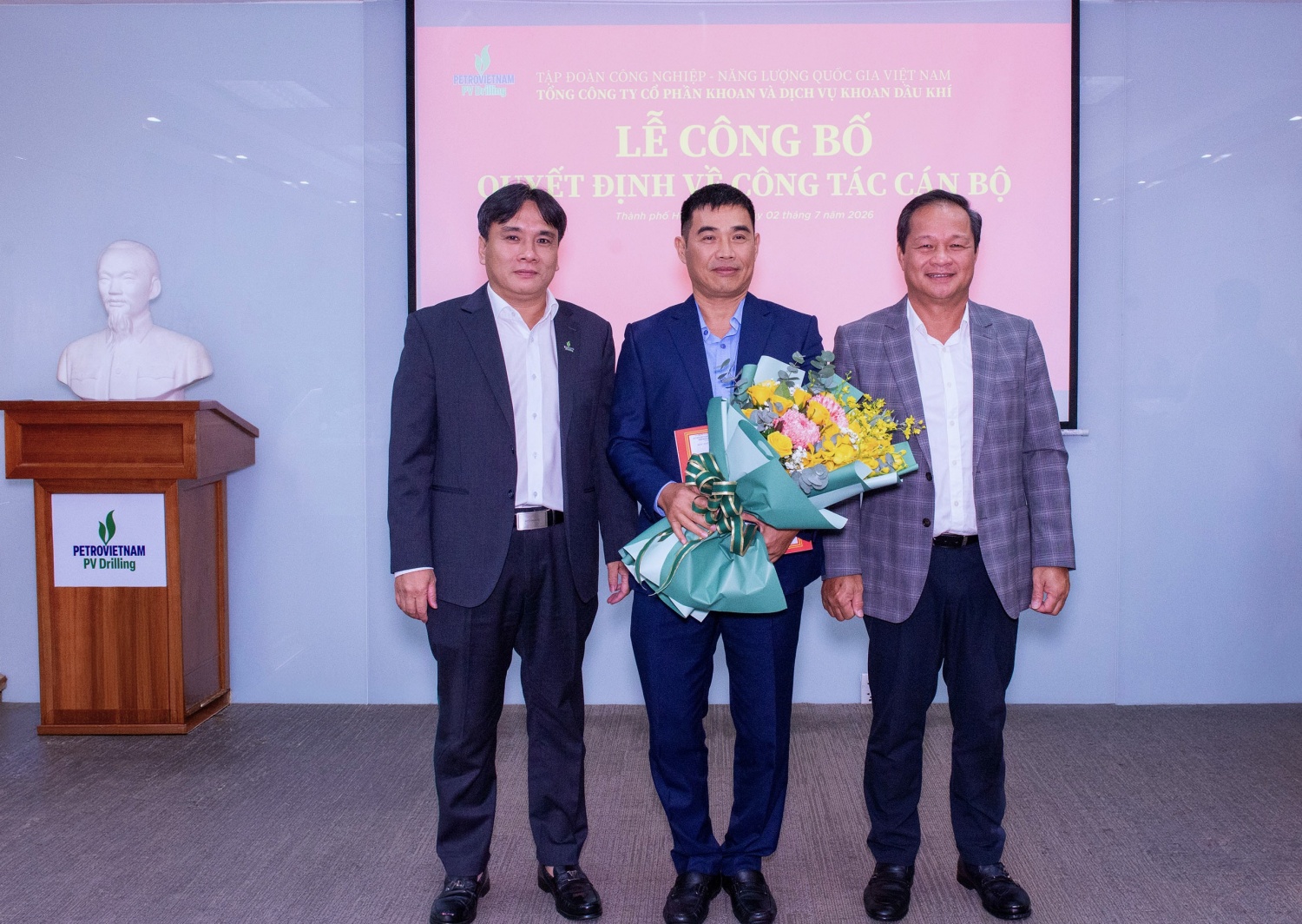 Ông Mai Thế Toàn – Bí thư Đảng ủy, Chủ tịch HĐQT và ông Nguyễn Xuân Cường – Phó Bí thư Đảng ủy, Tổng giám đốc PV Drilling trao quyết định về công tác cán bộ và tặng hoa chúc mừng tân Phó Tổng giám đốc Thái Huy Dũng vào sáng 2/7/2026 Ông Mai Thế Toàn – Bí thư Đảng ủy, Chủ tịch HĐQT và ông Nguyễn Xuân Cường – Phó Bí thư Đảng ủy, Tổng giám đốc PV Drilling trao quyết định về công tác cán bộ và tặng hoa chúc mừng tân Phó Tổng giám đốc Thái Huy Dũng vào sáng 2/7/2026