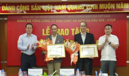 Đảng bộ PVChem tổ chức Lễ trao tặng Huy hiệu 30 năm tuổi Đảng cho đảng viên