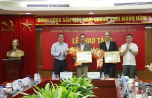 Đảng bộ PVChem tổ chức Lễ trao tặng Huy hiệu 30 năm tuổi Đảng cho đảng viên