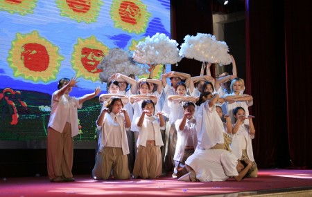 Món quà đặc biệt dành tặng tân cử nhân K42 AJC tại đêm nhạc Phút Cuối 2026