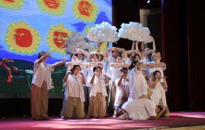 Món quà đặc biệt dành tặng tân cử nhân K42 AJC tại đêm nhạc Phút Cuối 2026