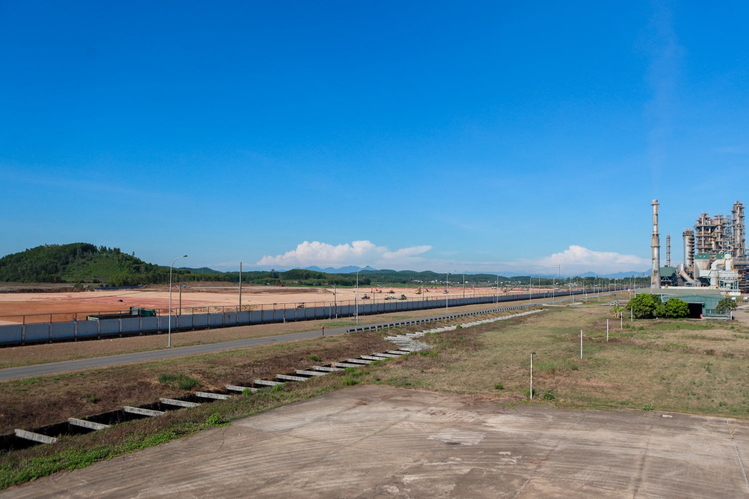 Tập trung tháo gỡ nút thắt, bám sát tiến độ san lấp mặt bằng dự án NCMR NMLD Dung Quất Tập trung tháo gỡ nút thắt, bám sát tiến độ san lấp mặt bằng dự án NCMR NMLD Dung Quất