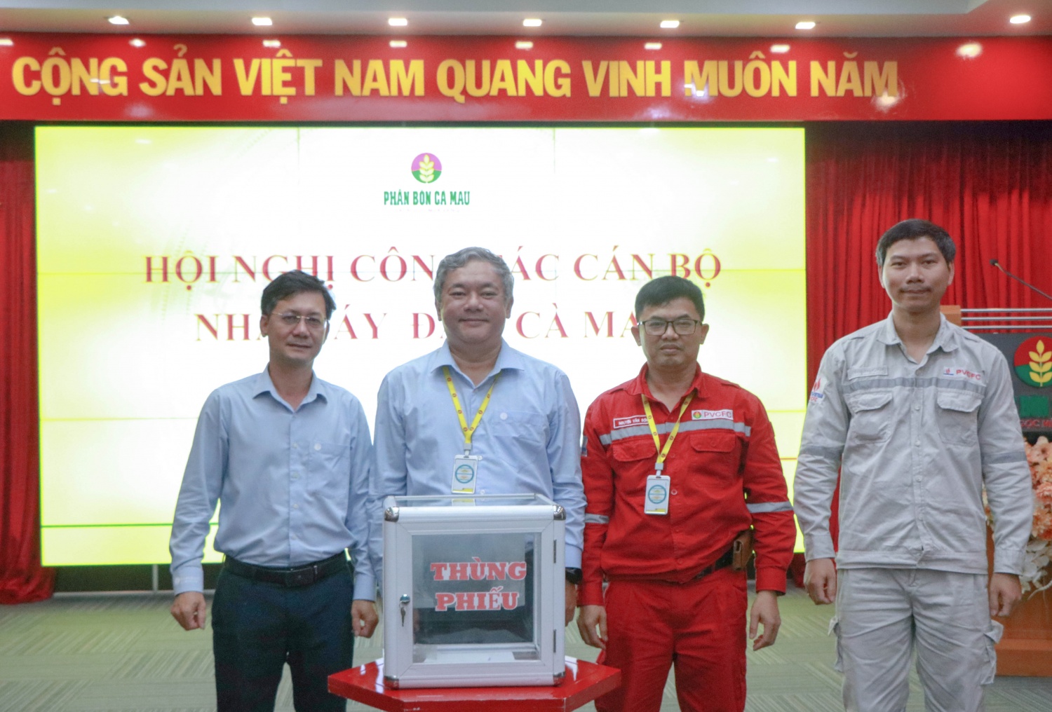 Công tác cán bộ Nhà máy Đạm Cà Mau: “Gửi gắm niềm tin - Kiến tạo đội ngũ kế thừa” Hội nghị công tác cán bộ Nhà máy Đạm Cà Mau: “Gửi gắm niềm tin - Kiến tạo đội ngũ kế thừa”