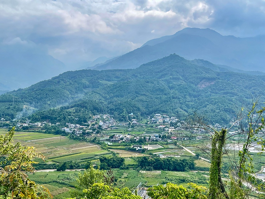 Trên những sườn đồi biên giới