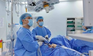 Gỡ “nút thắt” hai bệnh lý dai dẳng cho người phụ nữ bị sa đa tạng chậu phức tạp