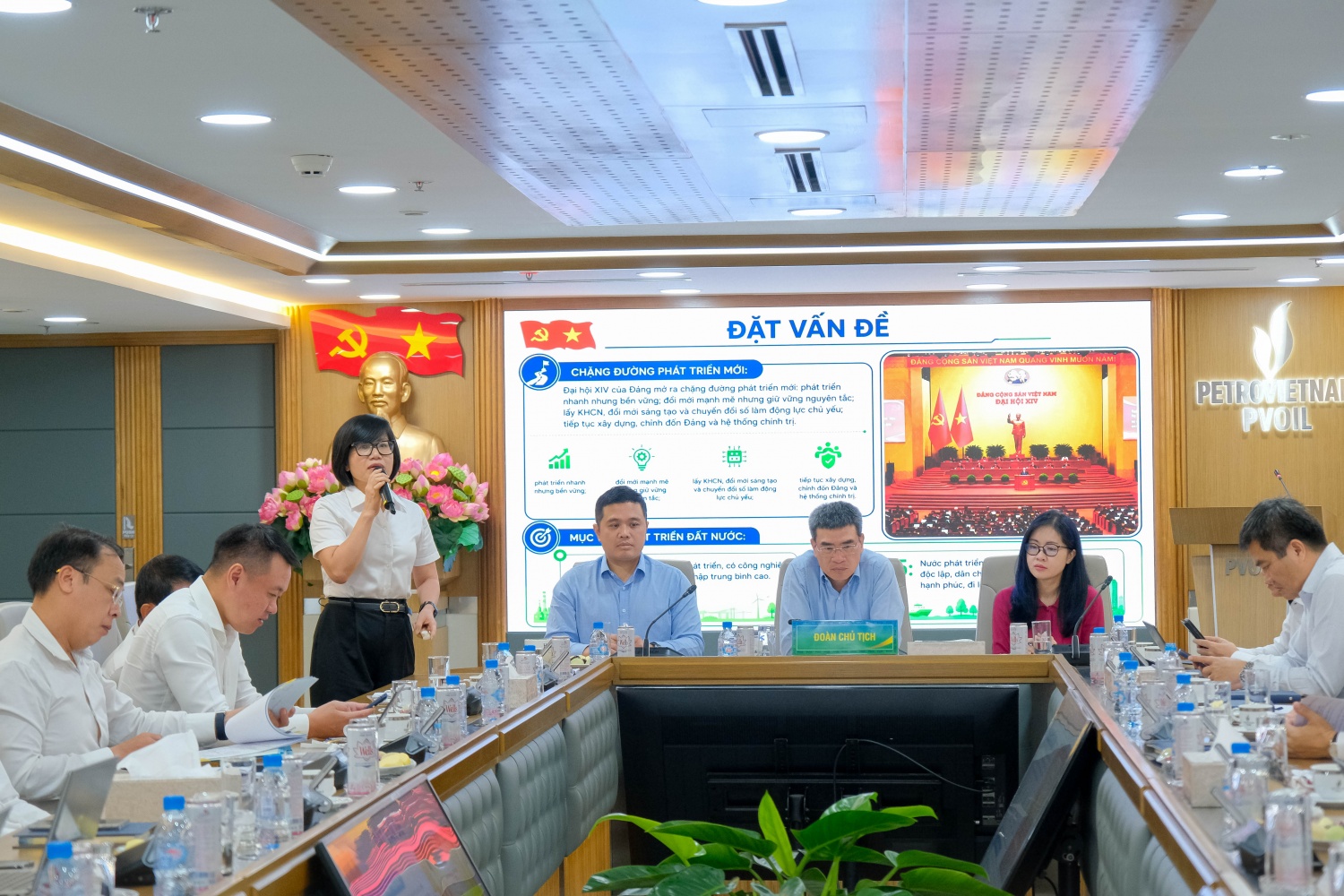 Đồng chí Nguyễn Thị Hoa - Ủy viên BCH Đảng bộ, Phó Chủ nhiệm Thường trực UBKT Đảng ủy Petrovietnam trình bày Báo cáo chuyên đề