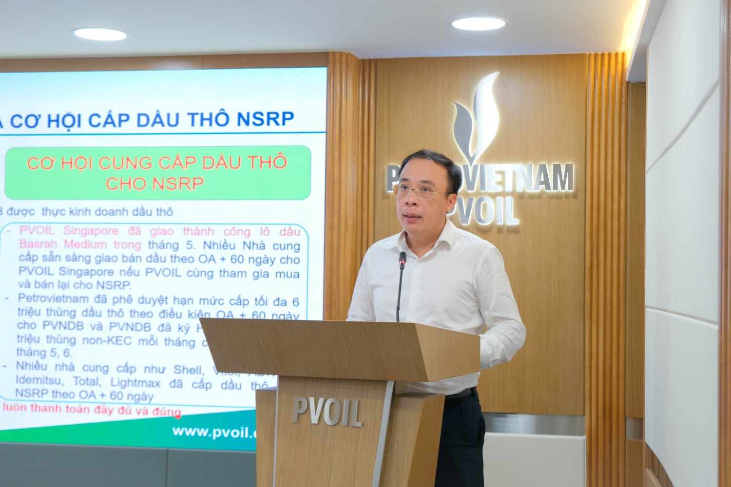 Đồng chí Hoàng Đình Tùng UV BTV ĐU, Trưởng ban Tổ chức Đảng ủy, Phó Tổng Giám đốc trình bày báo cáo tại Hội nghị.