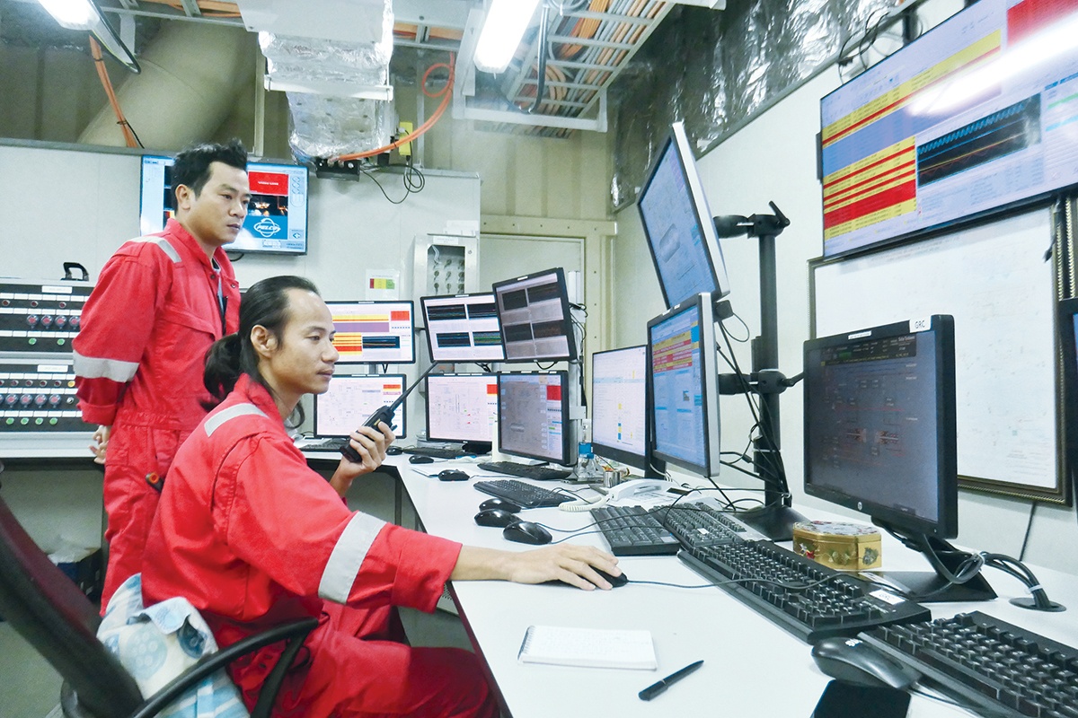 Chuyện mới trên giàn khoan: 3 ngày ở Sư Tử Trắng Chuyện mới trên giàn khoan: 3 ngày ở Sư Tử Trắng