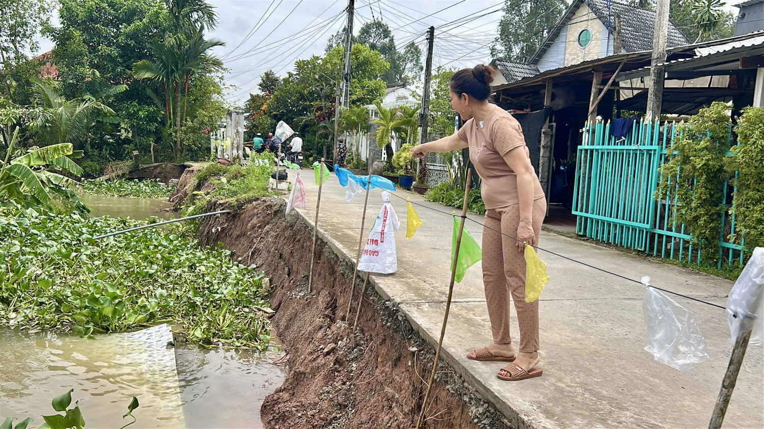 Dọc những dòng sông đang “ăn đất” ở ĐBSCL - Kì 1