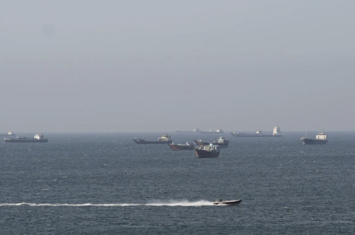 Tàu thuyền tại eo biển Hormuz ngoài khơi Musandam, Oman. Tàu thuyền tại eo biển Hormuz ngoài khơi Musandam, Oman.