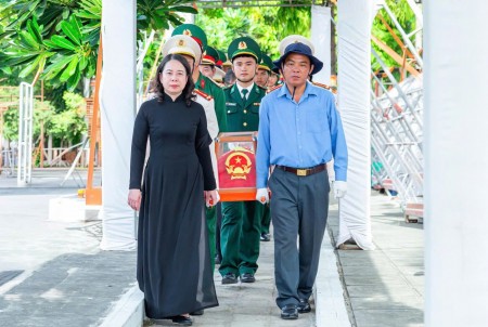 Phó Chủ tịch nước dự lễ an táng 235 hài cốt liệt sĩ tại Nghĩa trang liệt sĩ Dốc Bà Đắc