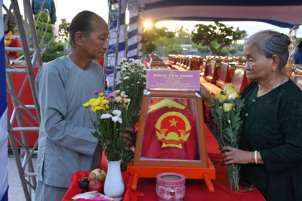 Phó Chủ tịch nước dự lễ an táng 235 hài cốt liệt sĩ tại Nghĩa trang liệt sĩ Dốc Bà Đắc Phó Chủ tịch nước dự lễ an táng 235 hài cốt liệt sĩ tại Nghĩa trang liệt sĩ Dốc Bà Đắc