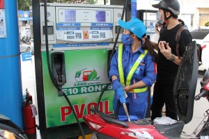 Giá xăng E10 RON95 giảm còn 20.000 đồng/lít