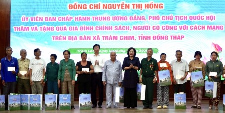 Phó Chủ tịch Quốc hội Nguyễn Thị Hồng thăm, tặng quà gia đình chính sách tại Đồng Tháp và Cần Thơ