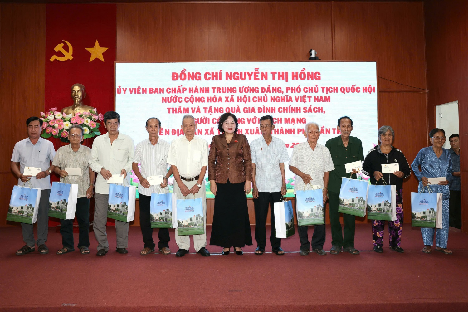 Phó Chủ tịch Quốc hội Nguyễn Thị Hồng thăm, tặng quà gia đình chính sách ở Đồng Tháp và Cần Thơ