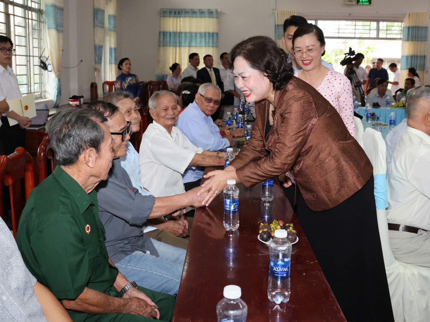 Phó Chủ tịch Quốc hội Nguyễn Thị Hồng thăm, tặng quà gia đình chính sách ở Đồng Tháp và Cần Thơ