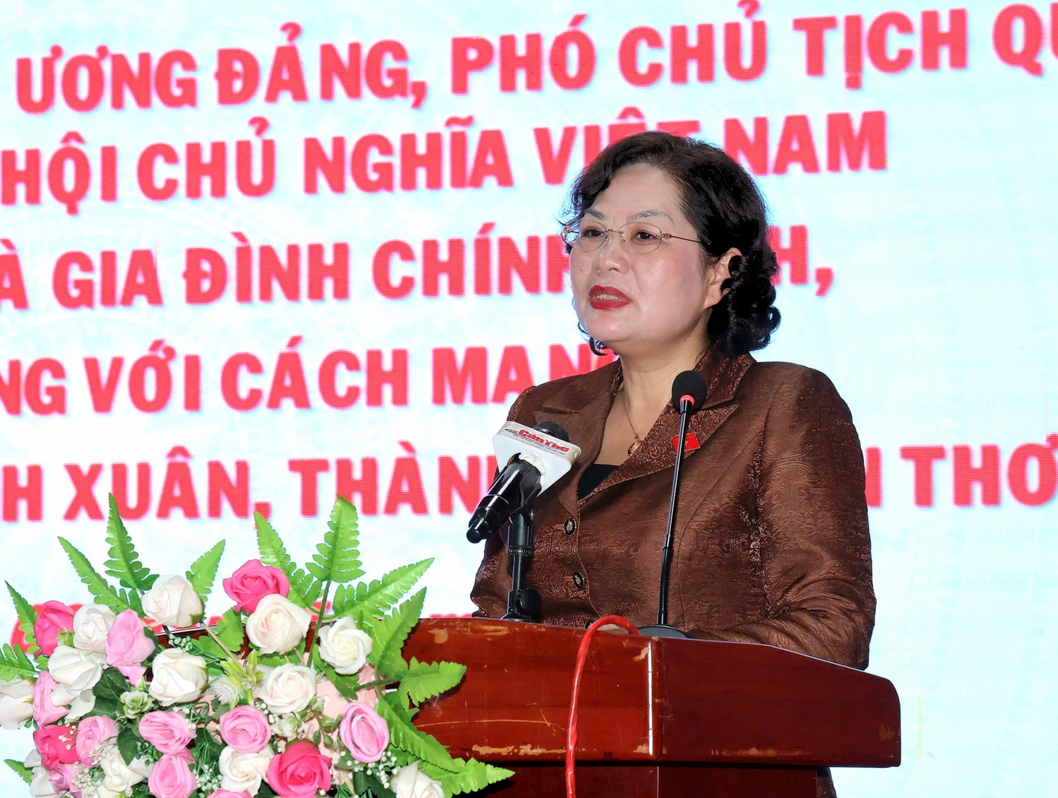 Phó Chủ tịch Quốc hội Nguyễn Thị Hồng thăm, tặng quà gia đình chính sách ở Đồng Tháp và Cần Thơ