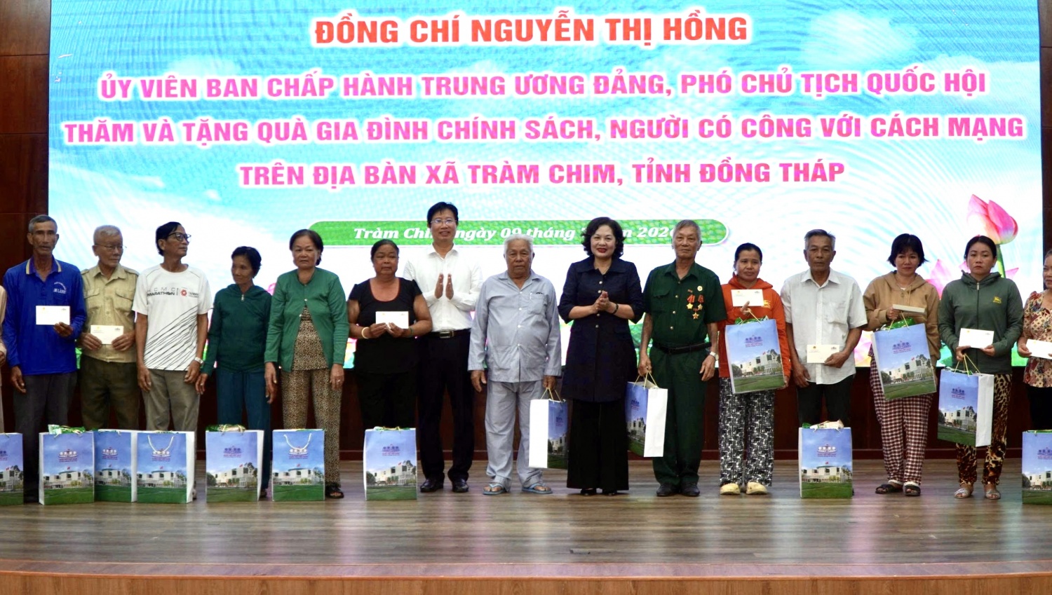 Phó Chủ tịch Quốc hội Nguyễn Thị Hồng thăm, tặng quà gia đình chính sách ở Đồng Tháp và Cần Thơ