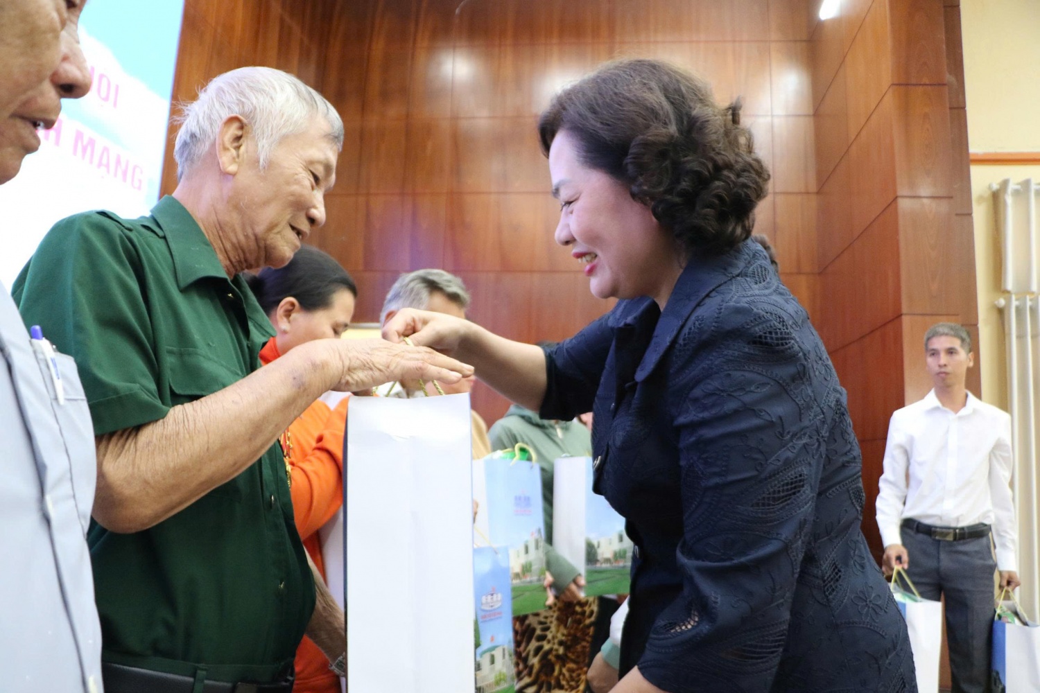 Phó Chủ tịch Quốc hội Nguyễn Thị Hồng thăm, tặng quà gia đình chính sách ở Đồng Tháp và Cần Thơ