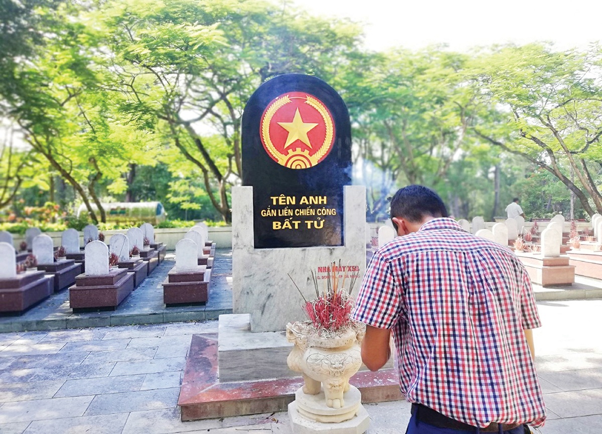 Những anh hùng trở về từ lòng đất Những anh hùng trở về từ lòng đất