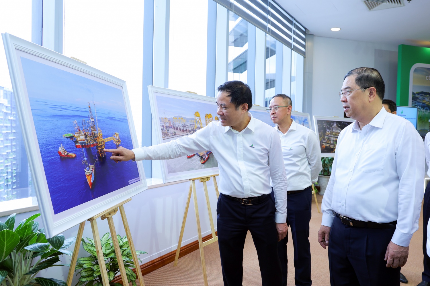 Petrovietnam phải trở thành động lực tăng trưởng, trụ cột bảo đảm an ninh năng lượng và ổn định kinh tế vĩ mô Petrovietnam phải trở thành động lực tăng trưởng, trụ cột bảo đảm an ninh năng lượng và ổn định kinh tế vĩ mô