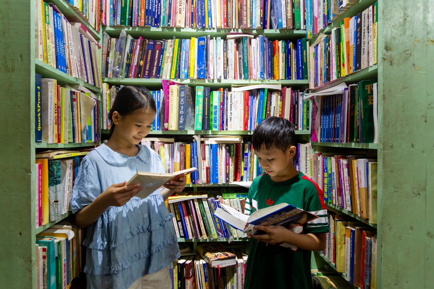 Hiệu sách cũ ở Hà Nội: Nơi thời gian ngưng đọng qua từng trang giấy Hiệu sách cũ ở Hà Nội: Nơi thời gian ngưng đọng qua từng trang giấy