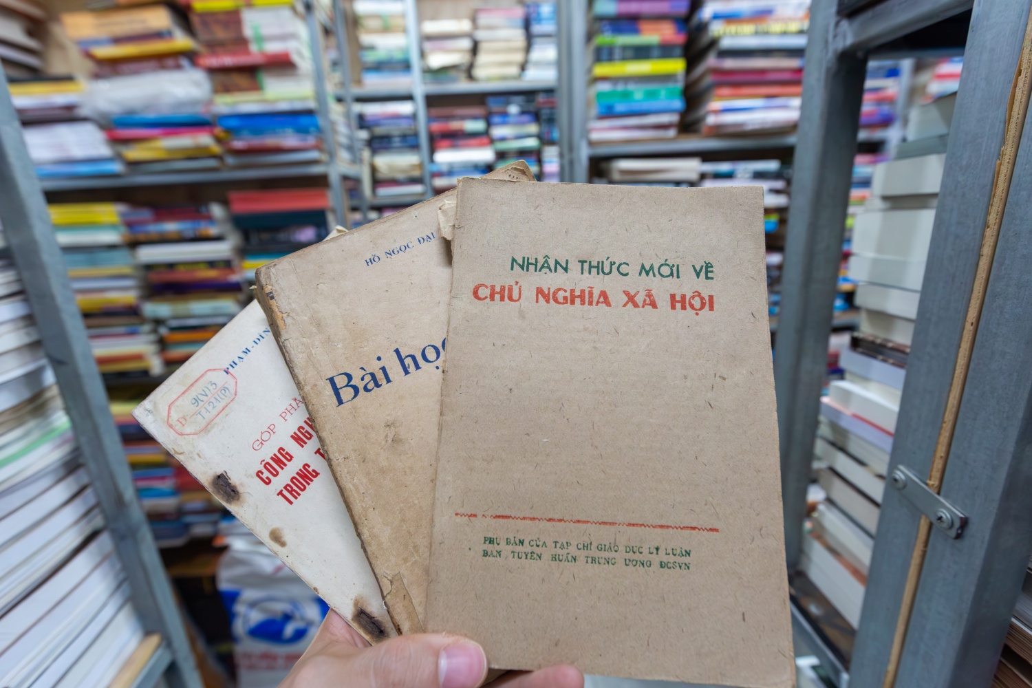 Hiệu sách cũ ở Hà Nội: Nơi thời gian ngưng đọng qua từng trang giấy Hiệu sách cũ ở Hà Nội: Nơi thời gian ngưng đọng qua từng trang giấy
