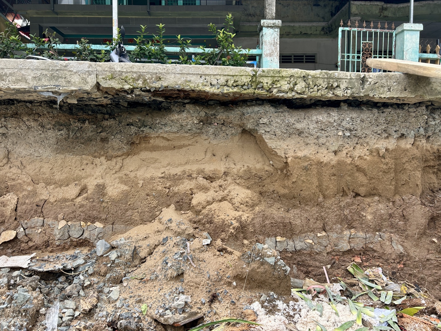 Cuộc sống chênh vênh bên những dòng sông sạt lở ở miền Tây