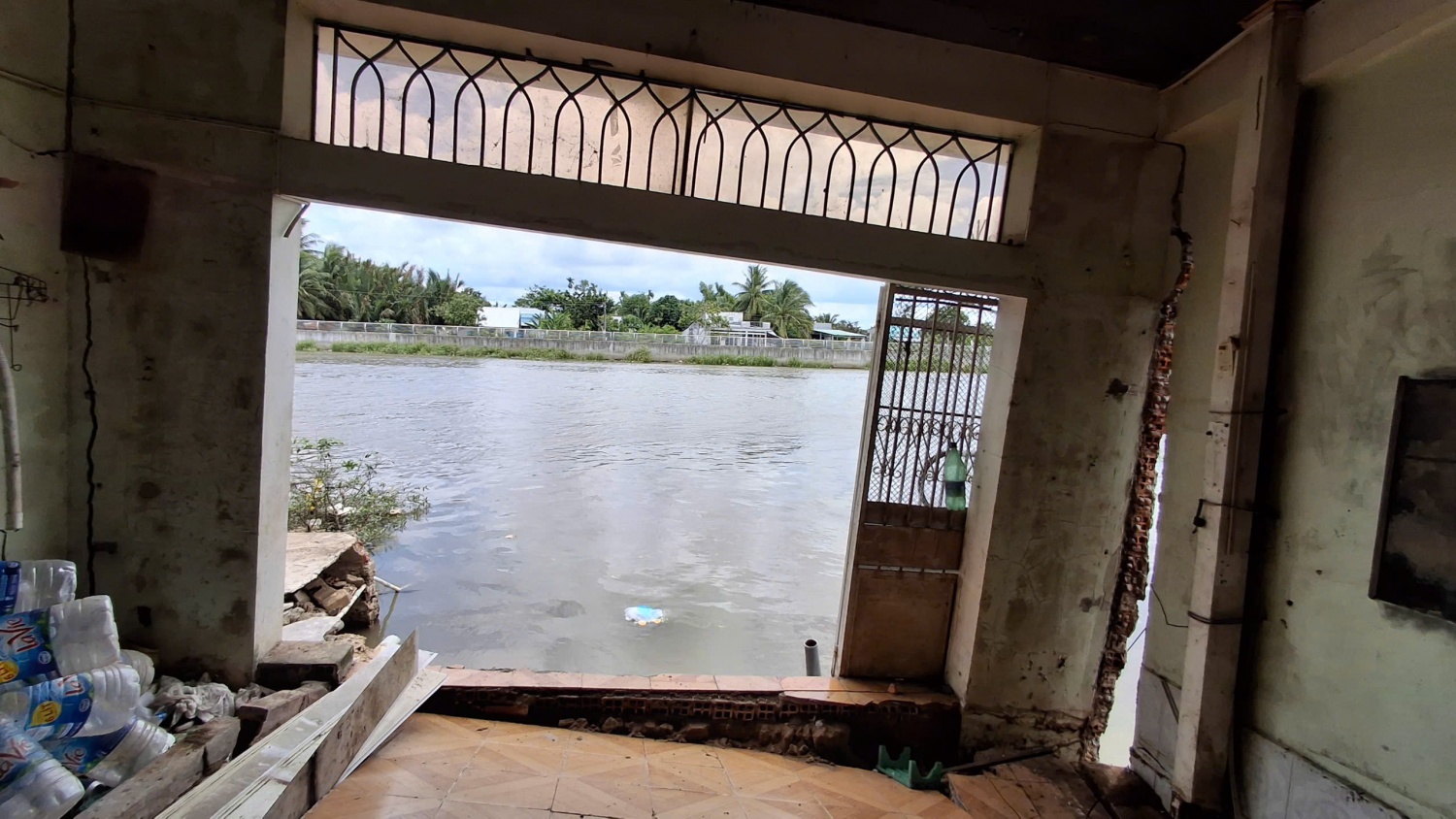Cuộc sống chênh vênh bên những dòng sông sạt lở ở miền Tây