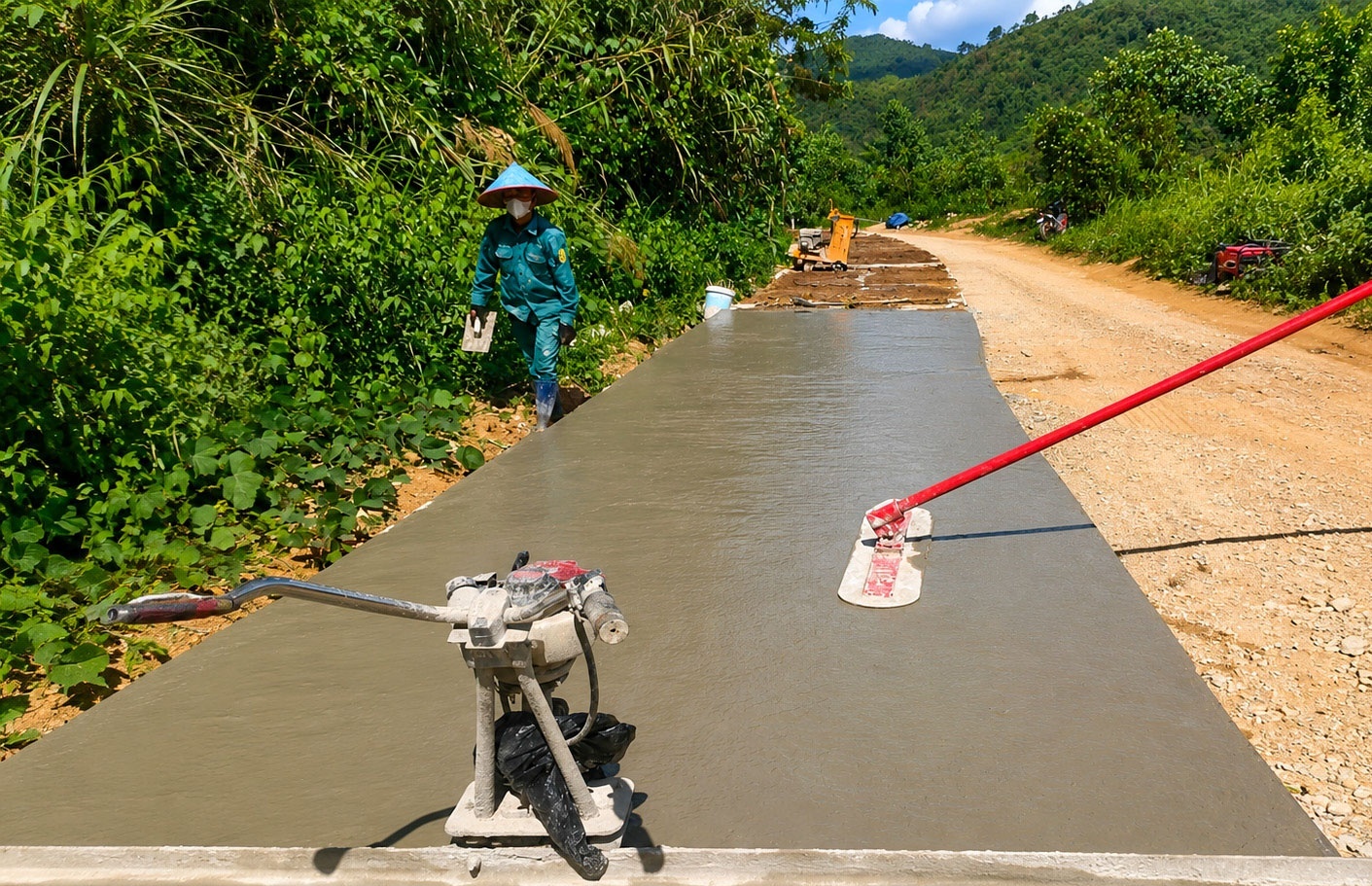 Thủy điện Đakđrinh quyết tâm hoàn thành sửa chữa tuyến đường tránh ngập cho địa phương trước mùa mưa lũ 2026