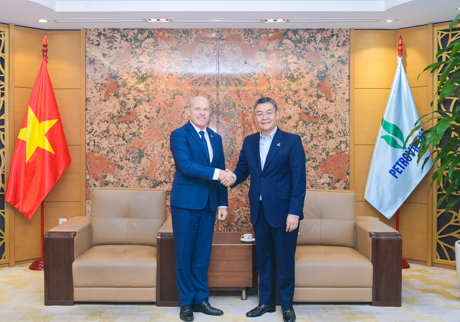 Tổng Giám đốc Petrovietnam Lê Mạnh Cường chào mừng Ngài Jim Nickel, Đại sứ đặc mệnh toàn quyền Canada tại Việt Nam đến thăm và làm việc tại Petrovietnam