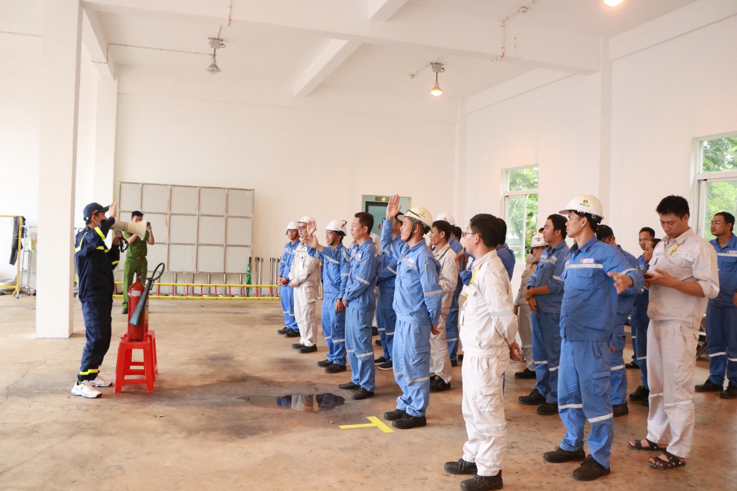 Nhà máy Đạm Cà Mau tổ chức huấn luyện PCCC và CNCH, nâng cao năng lực ứng phó sự cố