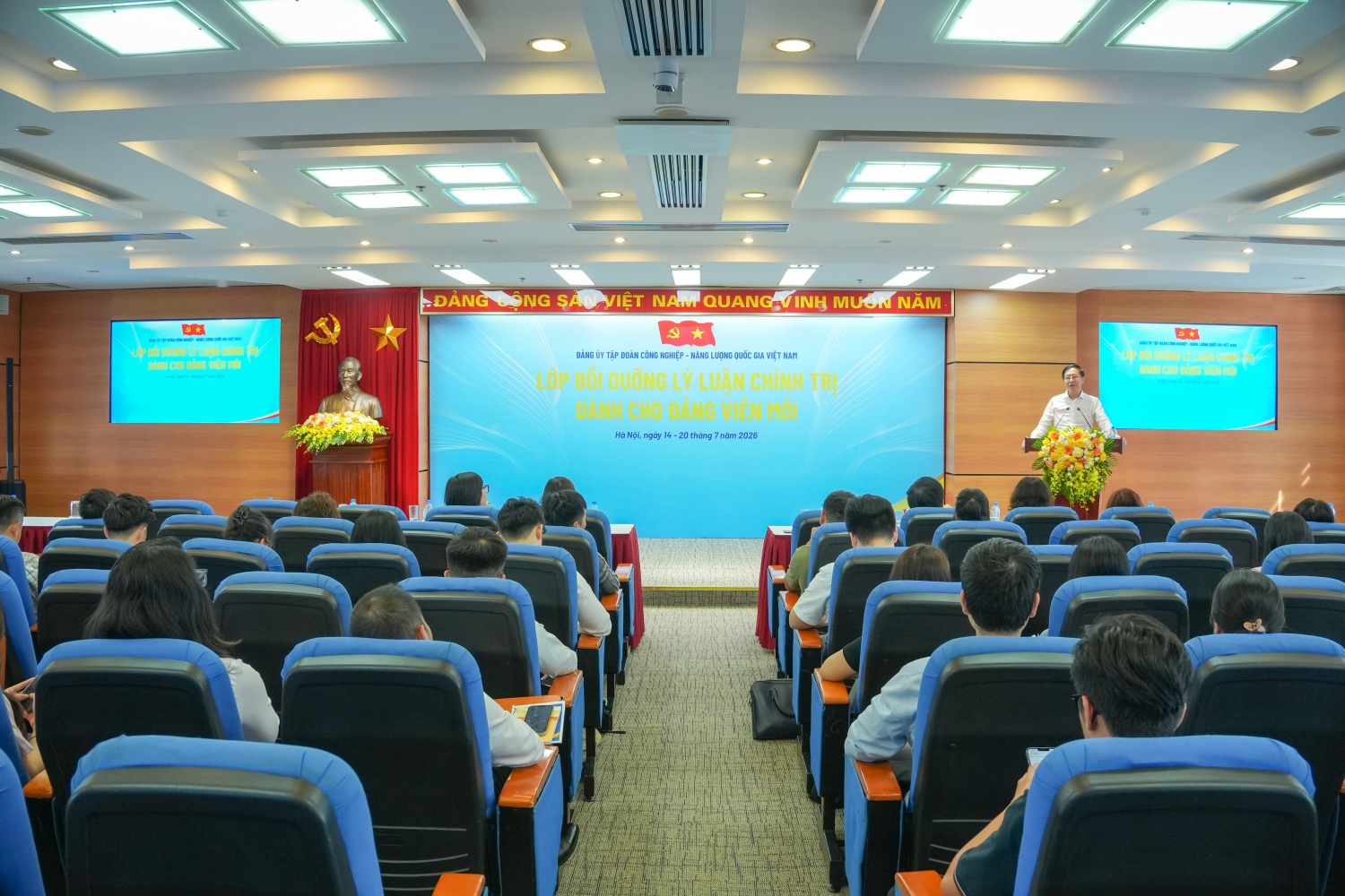 Petrovietnam khai giảng lớp bồi dưỡng lý luận chính trị dành cho đảng viên mới năm 2026 Petrovietnam khai giảng lớp bồi dưỡng lý luận chính trị dành cho đảng viên mới năm 2026