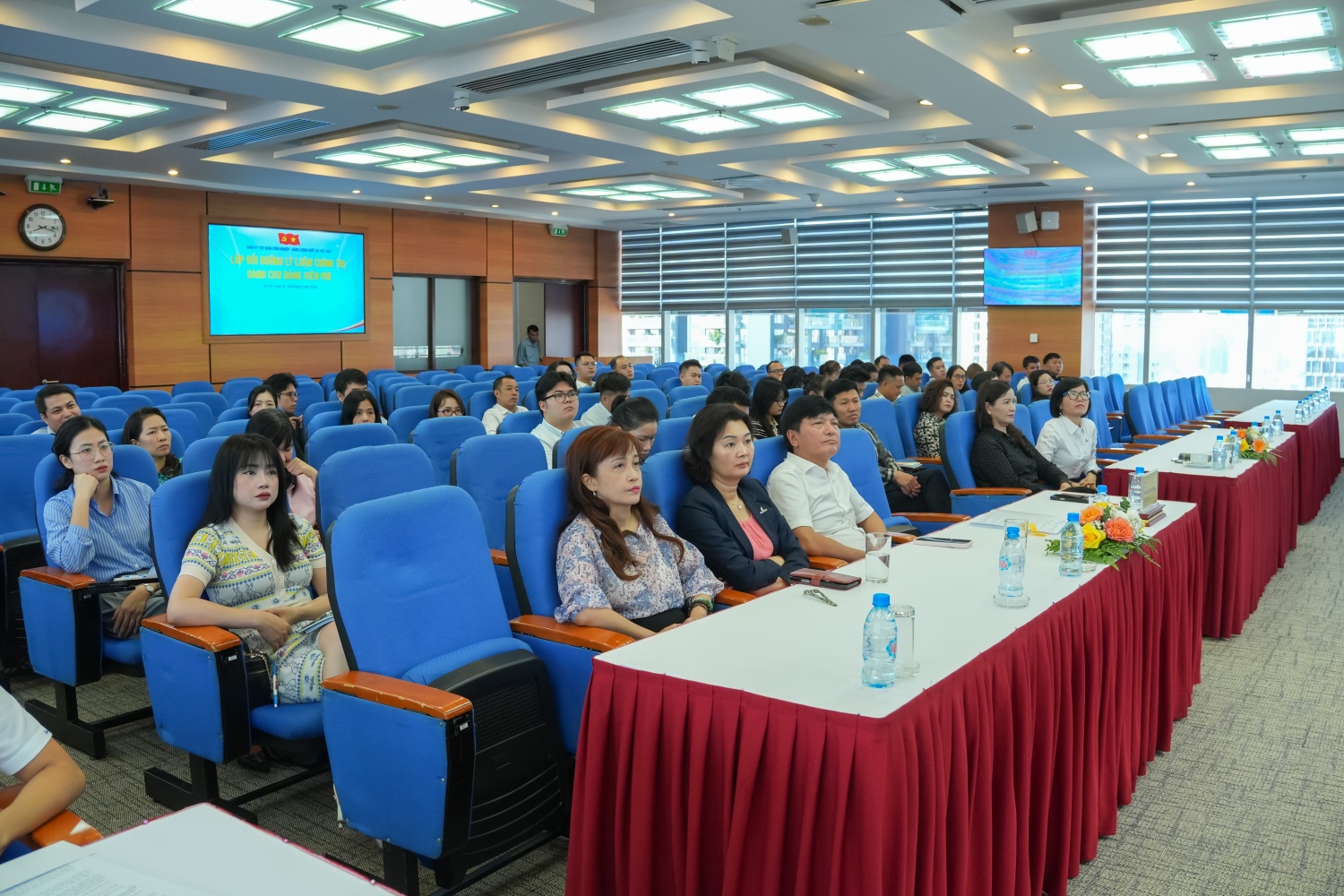 Petrovietnam khai giảng lớp bồi dưỡng lý luận chính trị dành cho đảng viên mới năm 2026 Petrovietnam khai giảng lớp bồi dưỡng lý luận chính trị dành cho đảng viên mới năm 2026