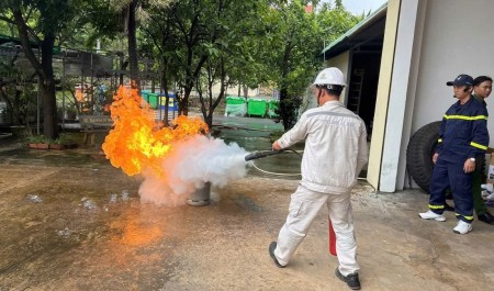 Nhà máy Đạm Cà Mau tổ chức huấn luyện PCCC và CNCH, nâng cao năng lực ứng phó sự cố