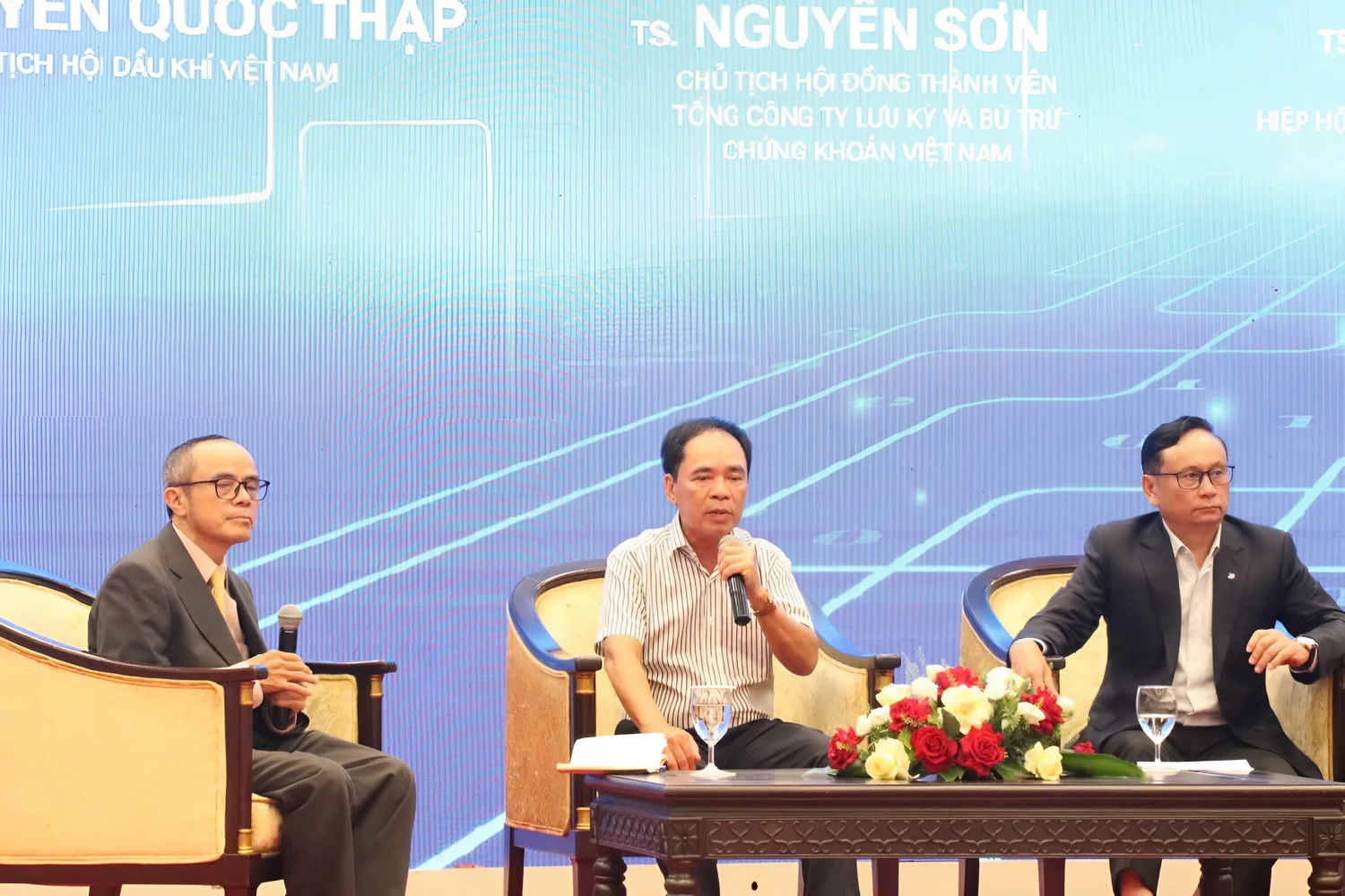 Để năng lượng thực sự trở thành bệ đỡ cho mục tiêu tăng trưởng hai con số? Để năng lượng thực sự trở thành bệ đỡ cho mục tiêu tăng trưởng hai con số?