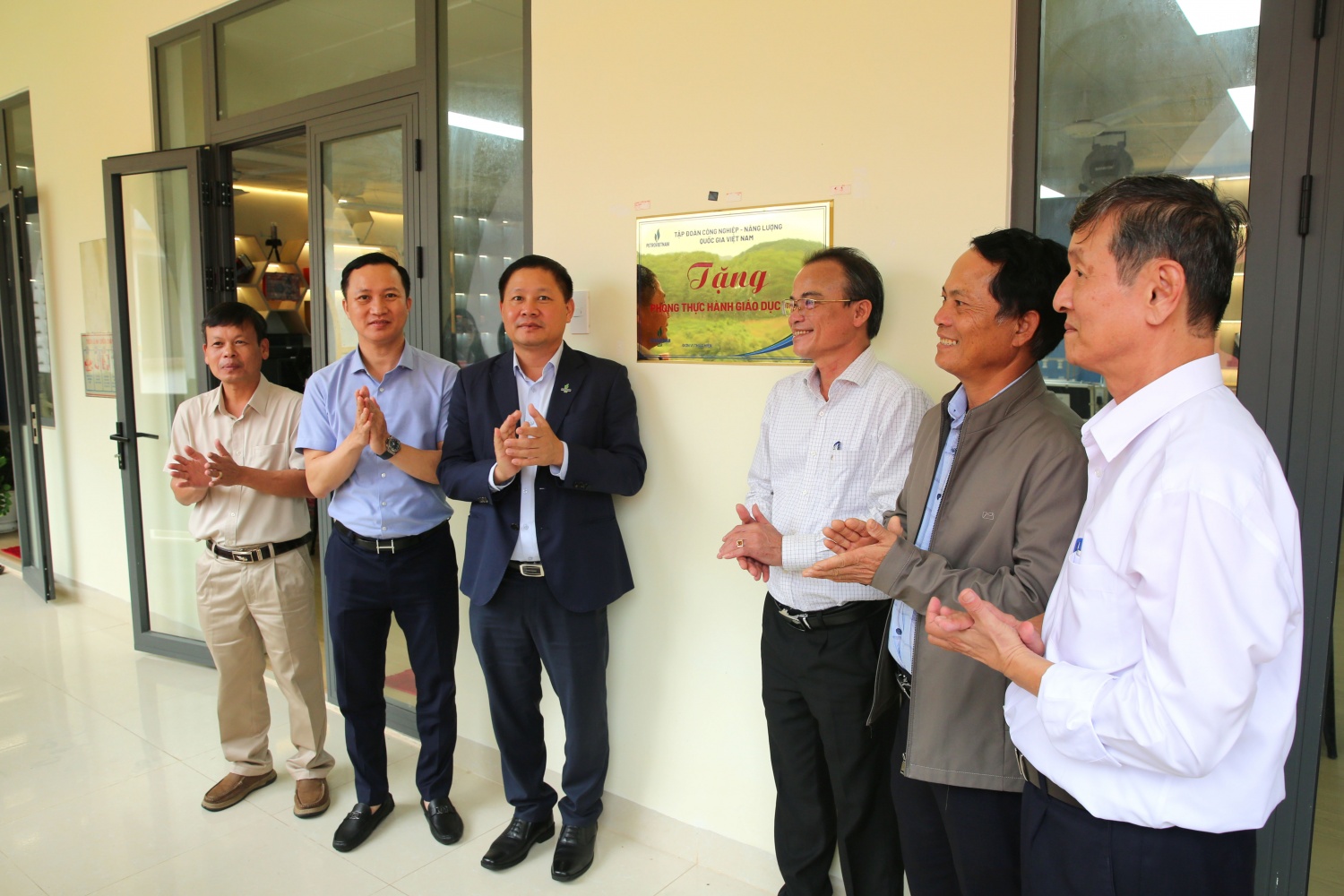 BSR lan tỏa nghĩa tình đến miền Tây Quảng Ngãi, khánh thành 2 phòng học STEM chắp cánh tương lai BSR lan tỏa nghĩa tình đến miền Tây Quảng Ngãi, khánh thành 2 phòng học STEM chắp cánh tương lai
