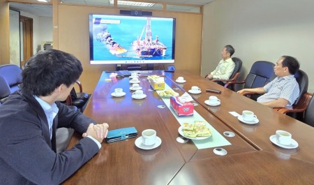 Đại diện Idemitsu trao tặng phim tư liệu về dự án Sao Vàng - Đại Nguyệt cho Chủ tịch Hội DKVN