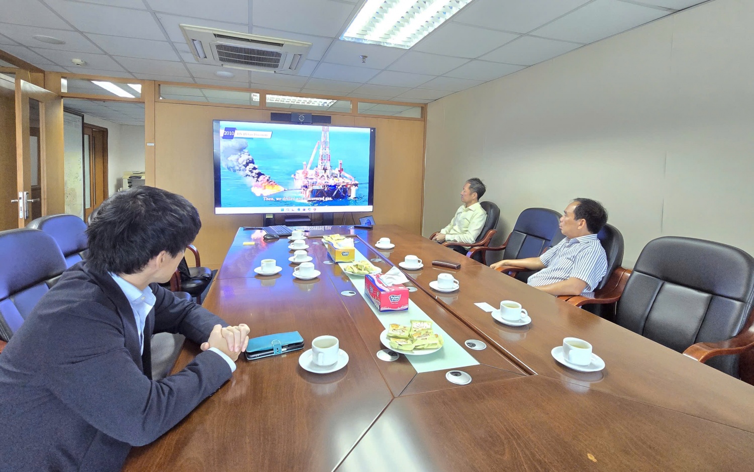 Đại diện Idemitsu trao tặng phim tư liệu về Dự án Sao Vàng - Đại Nguyệt cho Chủ tịch Hội Dầu khí Việt Nam Đại diện Idemitsu trao tặng phim tư liệu về dự án Sao Vàng - Đại Nguyệt cho Chủ tịch Hội DKVN