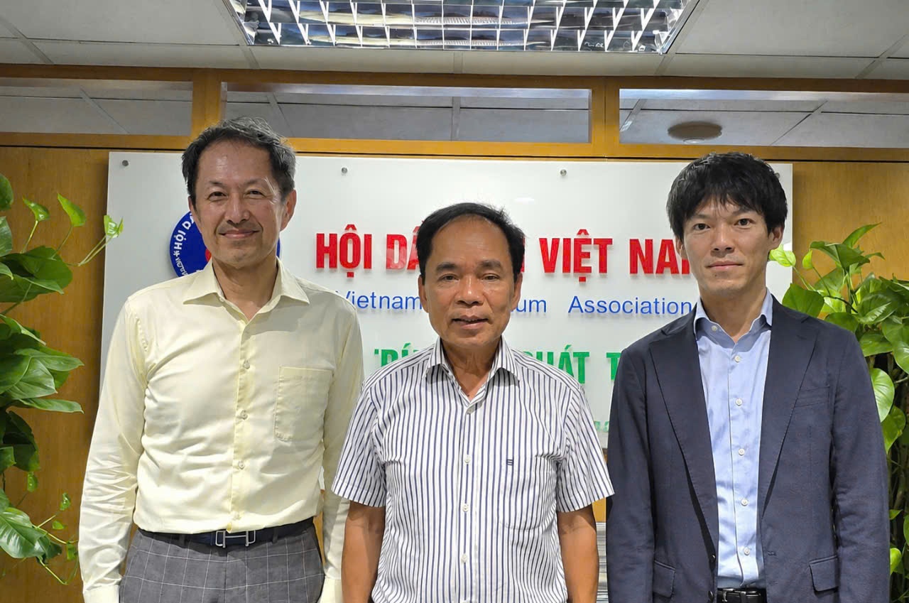 Đại diện Idemitsu trao tặng phim tư liệu về dự án Sao Vàng - Đại Nguyệt cho Chủ tịch Hội DKVN Đại diện Idemitsu trao tặng phim tư liệu về dự án Sao Vàng - Đại Nguyệt cho Chủ tịch Hội DKVN