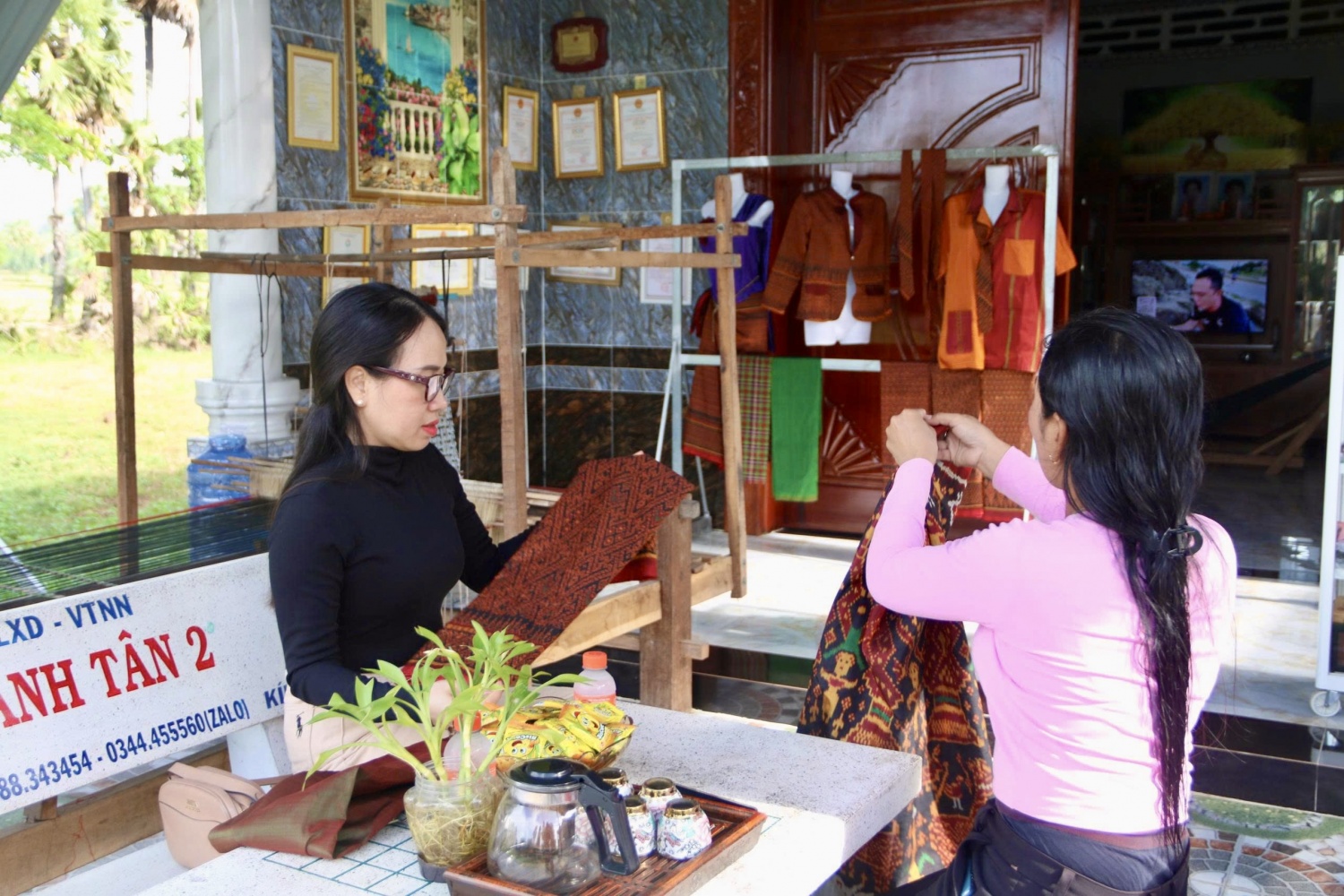 Làng nghề thổ cẩm Khmer trăm tuổi giữa nhịp sống mới